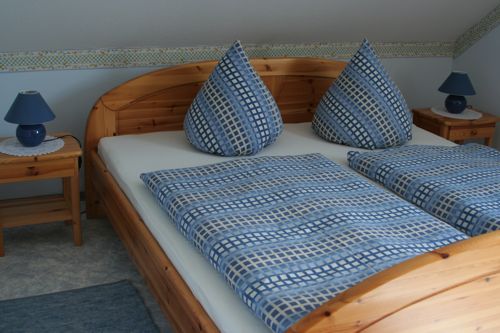 Doppelbett im großen Schlafzimmer